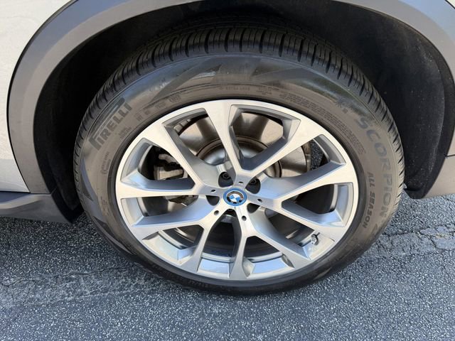 Used 2025 BMW X5 xDrive50e AWD/4WD image 46