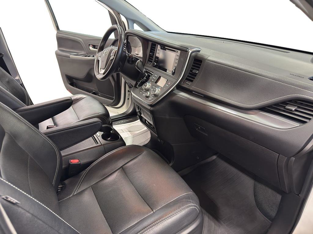 Used 2018 Toyota Sienna SE Premium FWD image 11