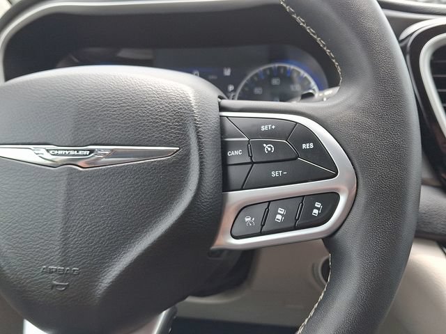 Used 2024 Chrysler Pacifica Touring-L FWD image 21