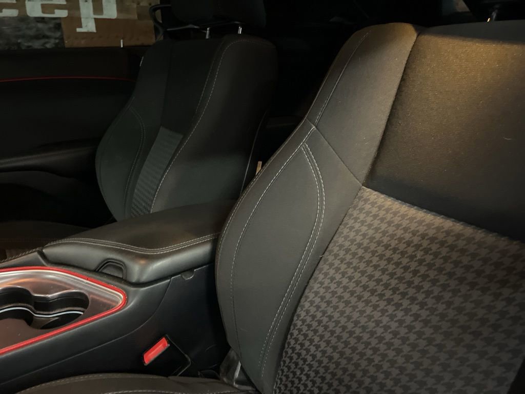 Used 2016 Dodge Challenger R/T RWD image 7
