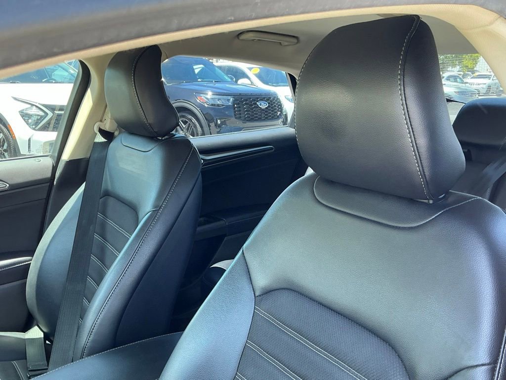 Used 2017 Ford Fusion SE w/ Equipment Group 201A FWD image 19