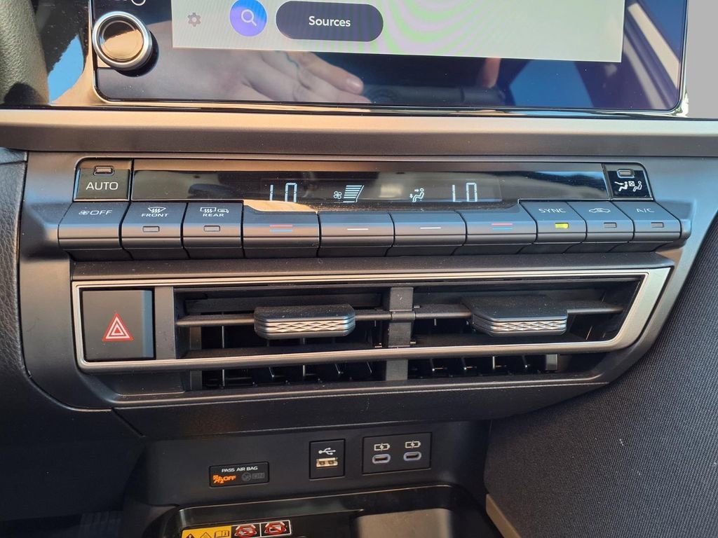 Used 2025 Toyota Camry LE image 9