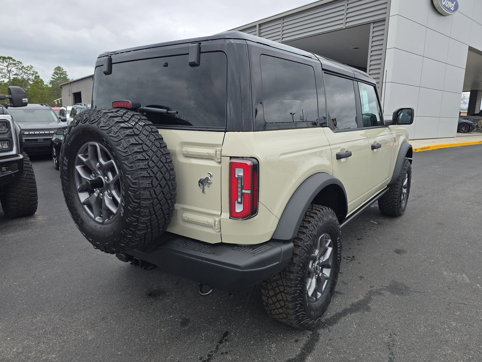 New 2025 Ford Bronco Badlands image 4