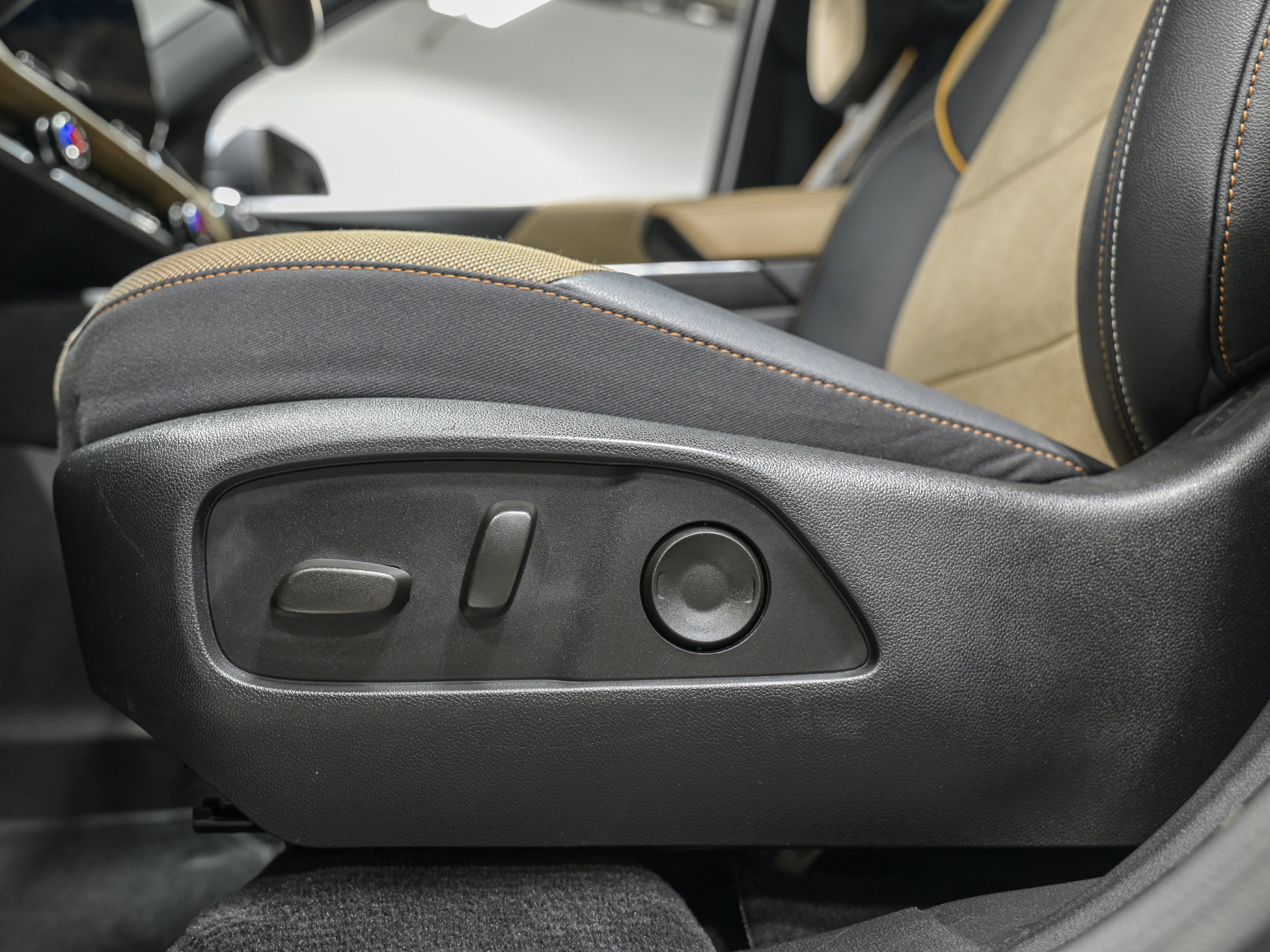 Used 2026 Chevrolet Equinox ACTIV w/ Convenience Package III AWD/4WD image 14