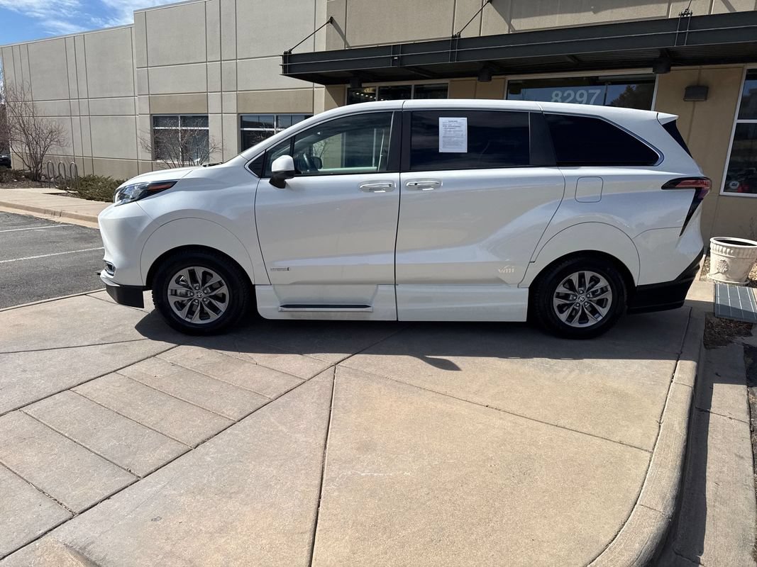 Used 2021 Toyota Sienna XLE AWD/4WD image 15