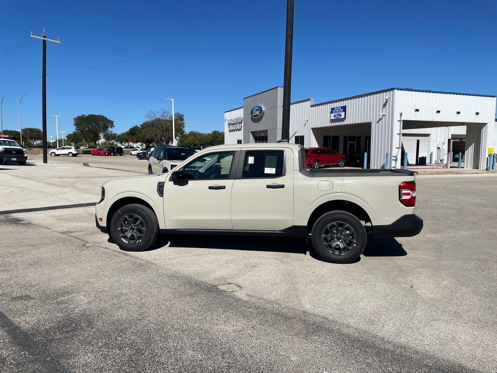 New 2025 Ford Maverick XLT w/ XLT Luxury Package AWD/4WD image 2