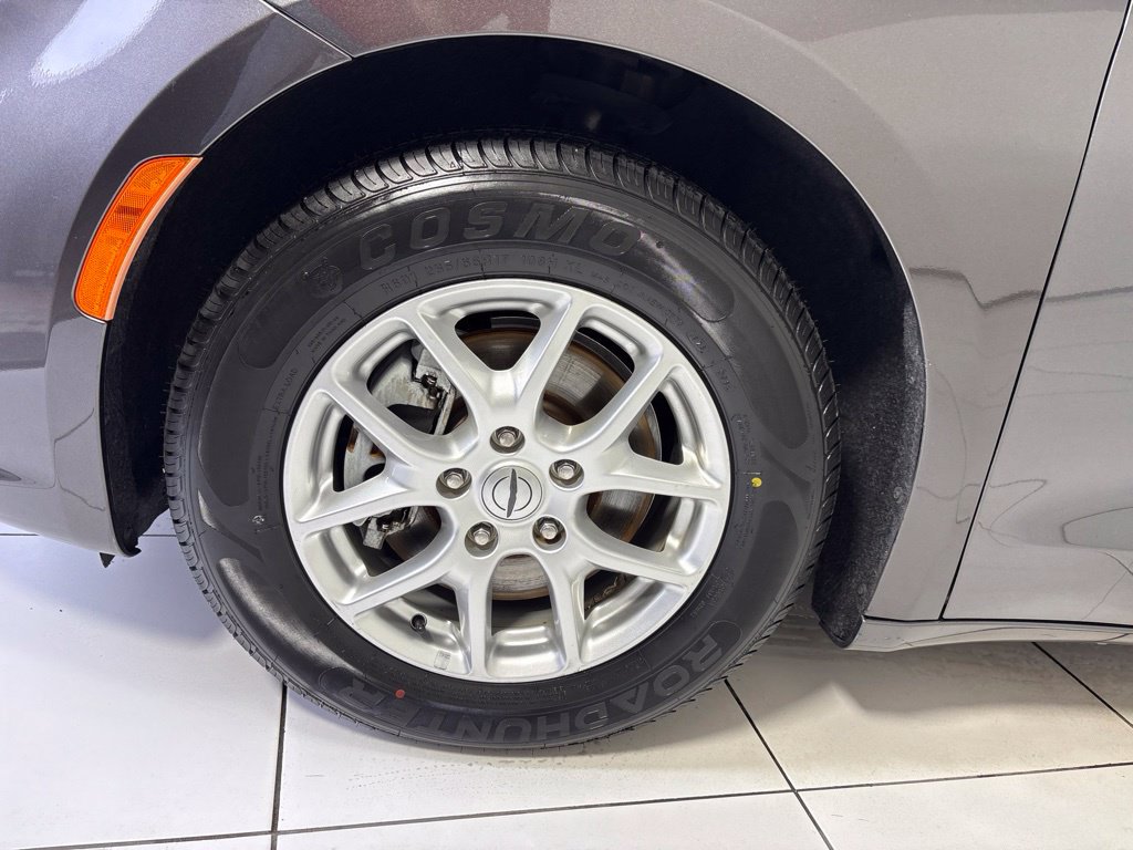 Used 2022 Chrysler Pacifica Touring-L FWD image 9