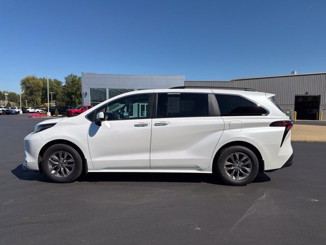 Used 2023 Toyota Sienna XLE w/ XLE Plus Package FWD image 4