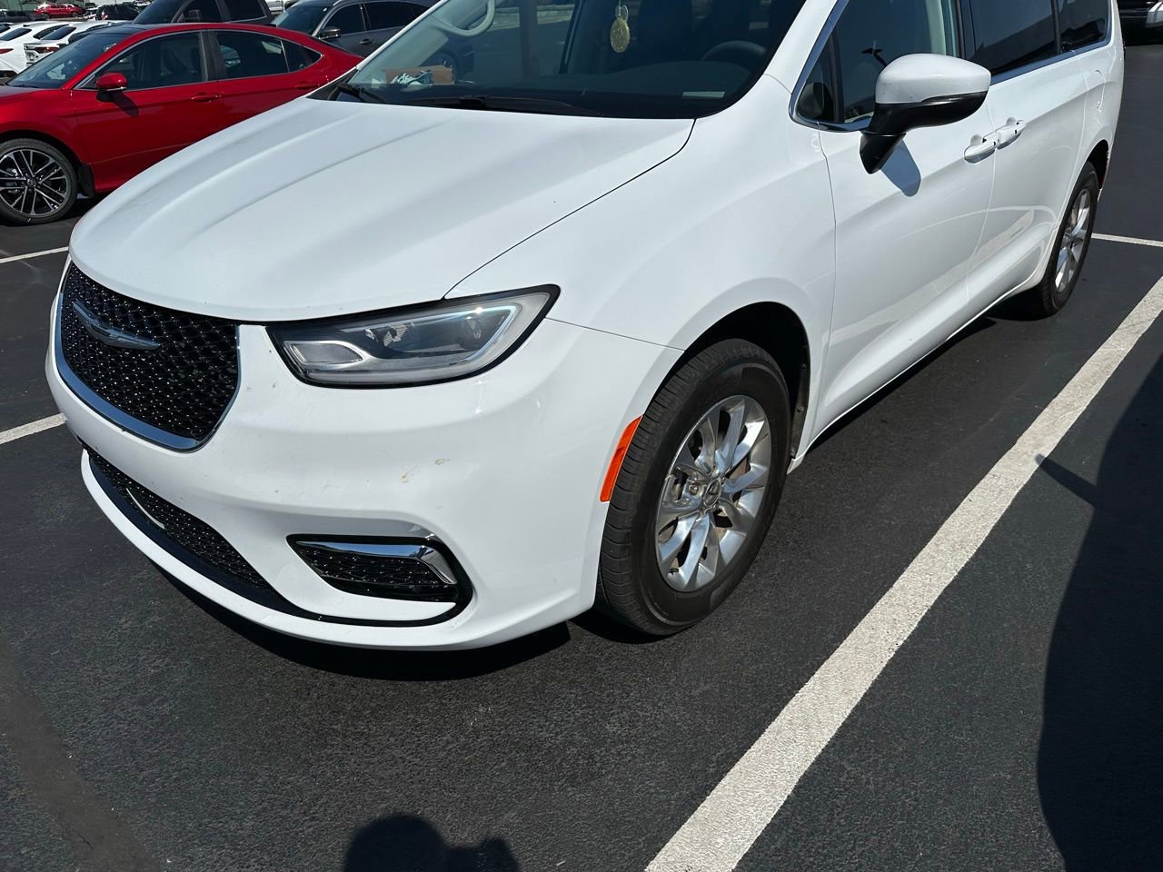 Used 2023 Chrysler Pacifica Touring-L image 12