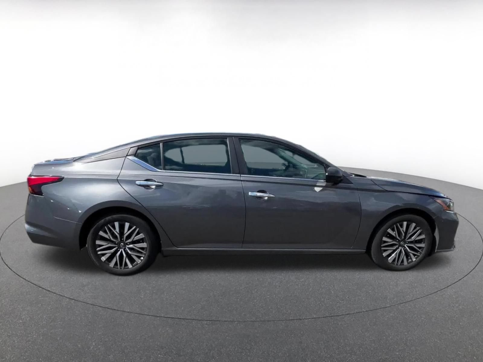Used 2025 Nissan Altima 2.5 SV FWD image 13