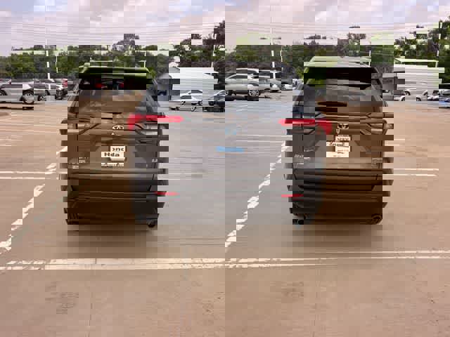 Used 2021 Toyota RAV4 LE AWD/4WD image 6