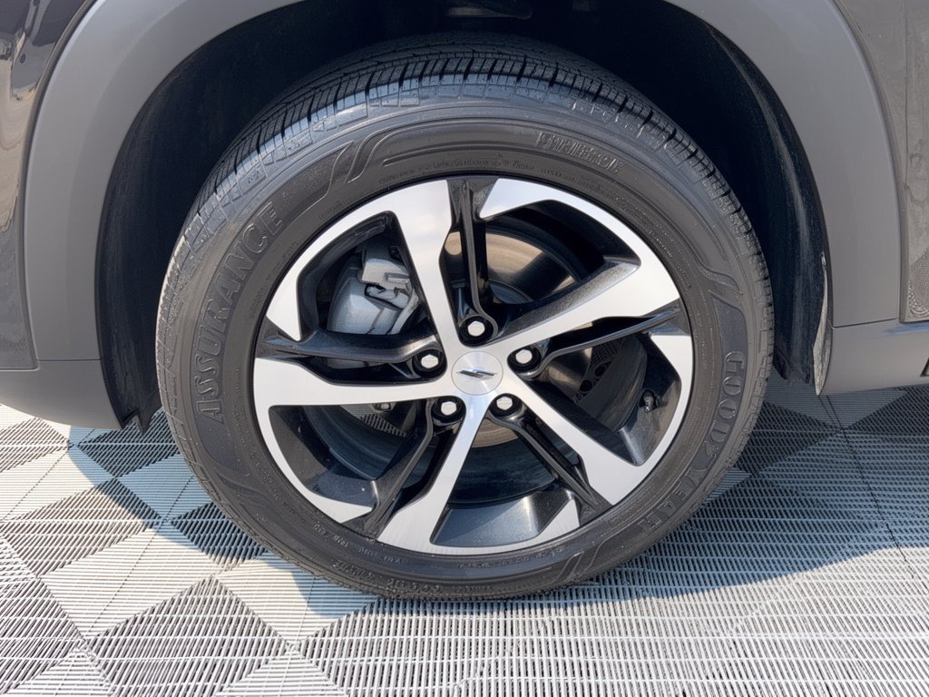 Certified 2025 Chevrolet Trax RS w/ Sunroof Package FWD image 13
