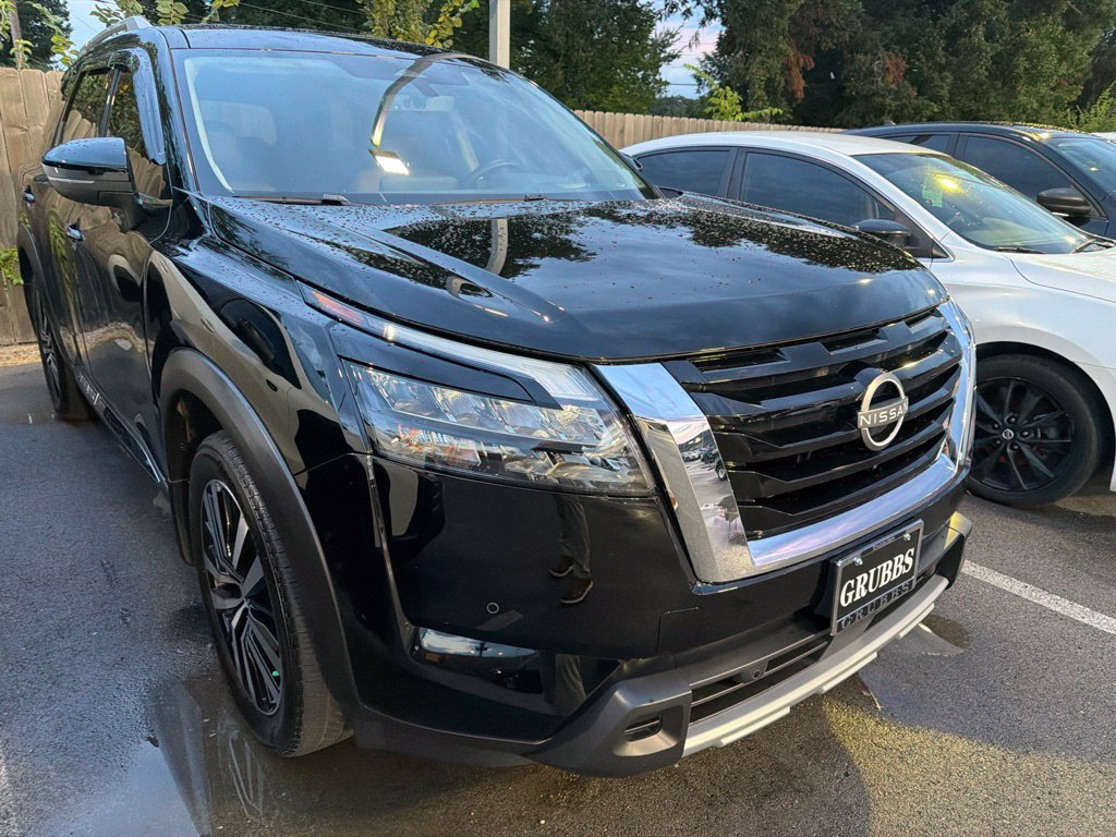 Used 2025 Nissan Pathfinder Platinum w/ Cargo Package AWD/4WD image 3
