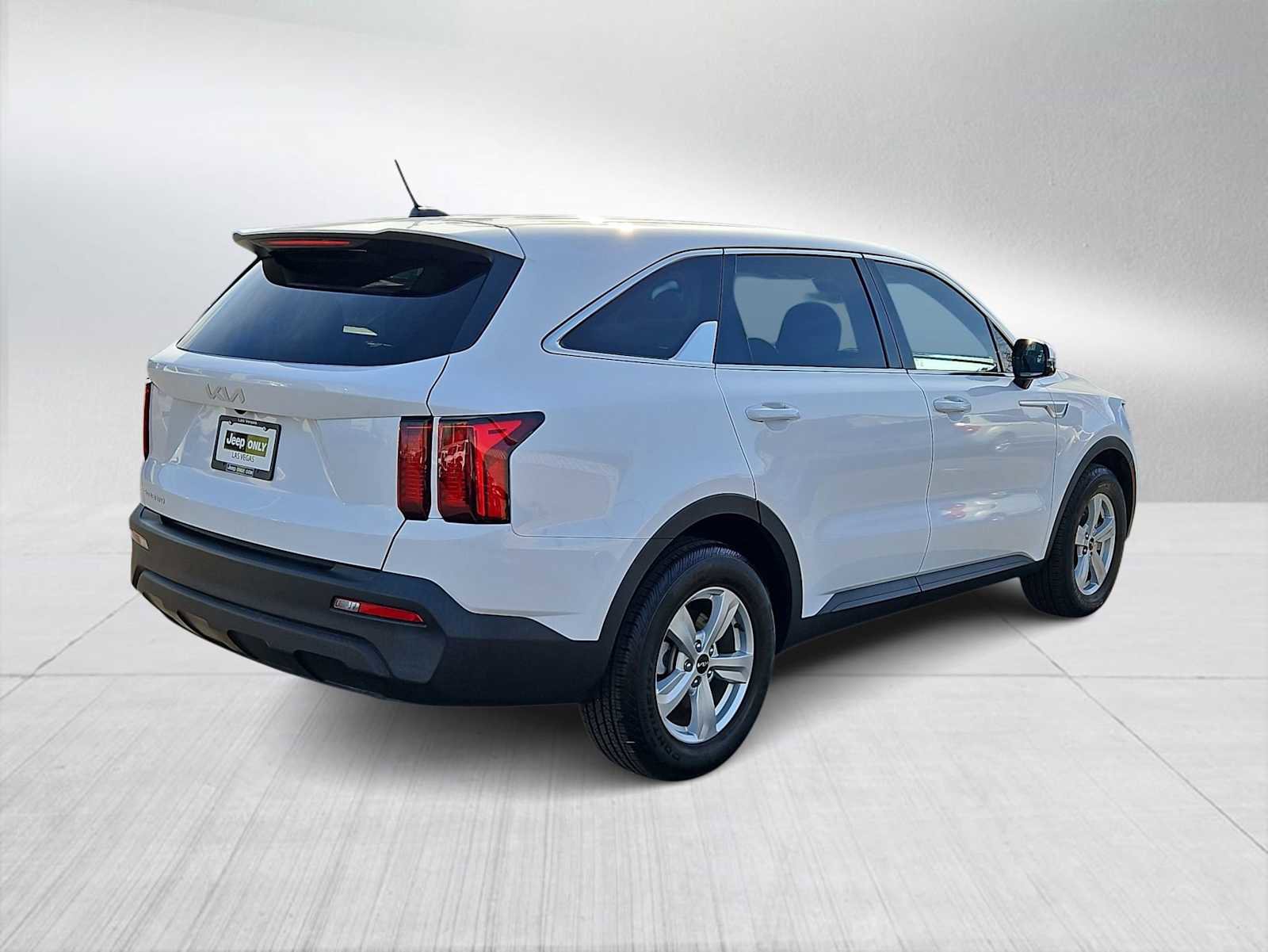 Used 2023 Kia Sorento LX image 8