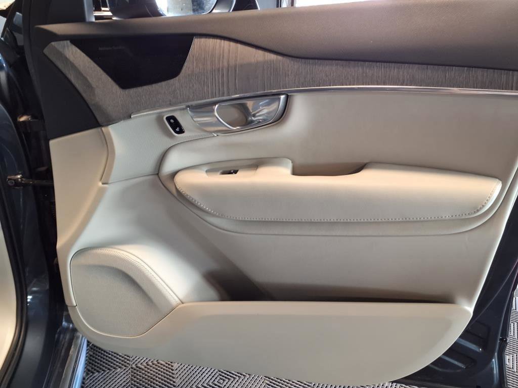 Used 2023 Volvo XC90 B6 Plus image 14