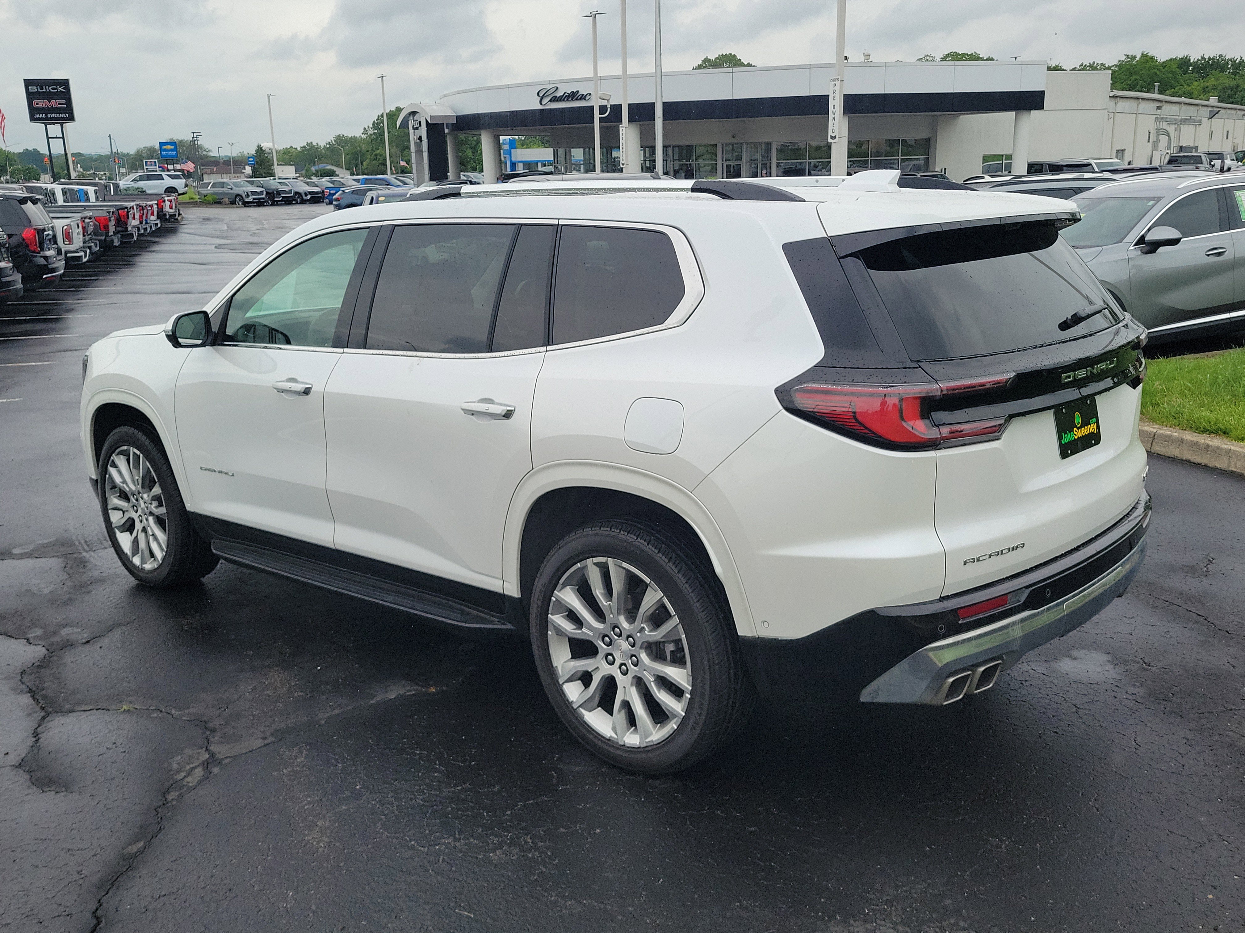 Used 2025 GMC Acadia Denali w/ Super Cruise Package FWD image 3