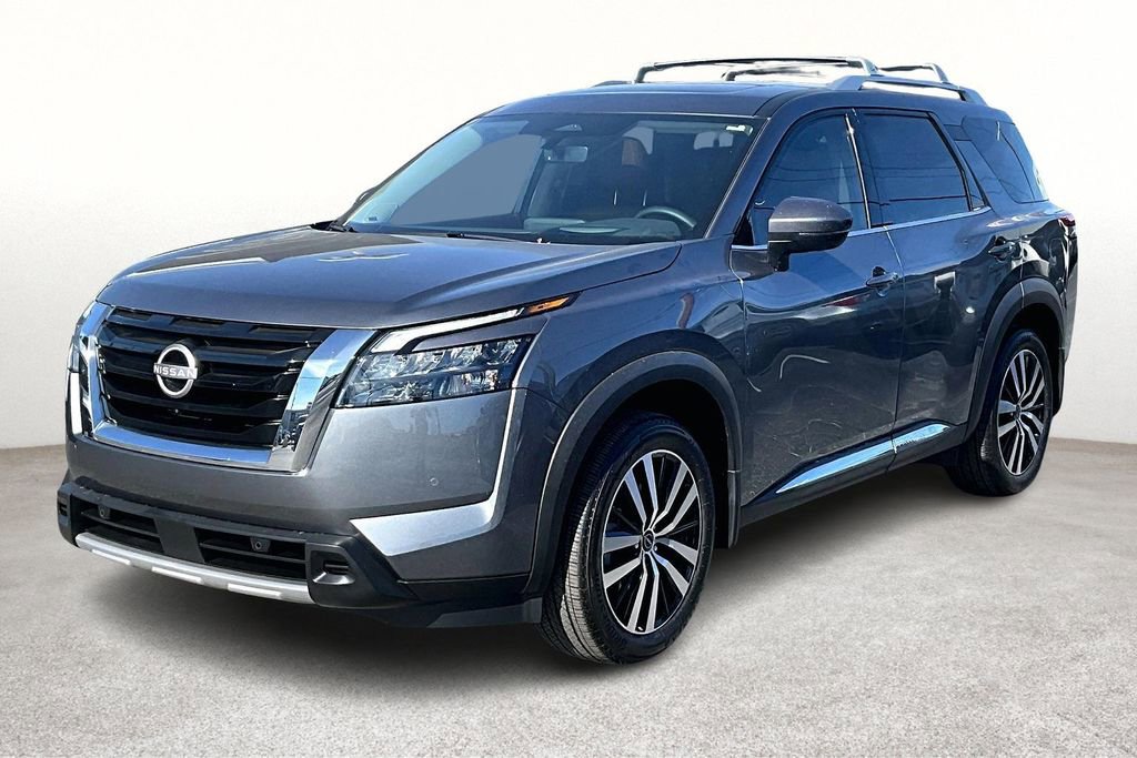 Used 2025 Nissan Pathfinder Platinum image 16