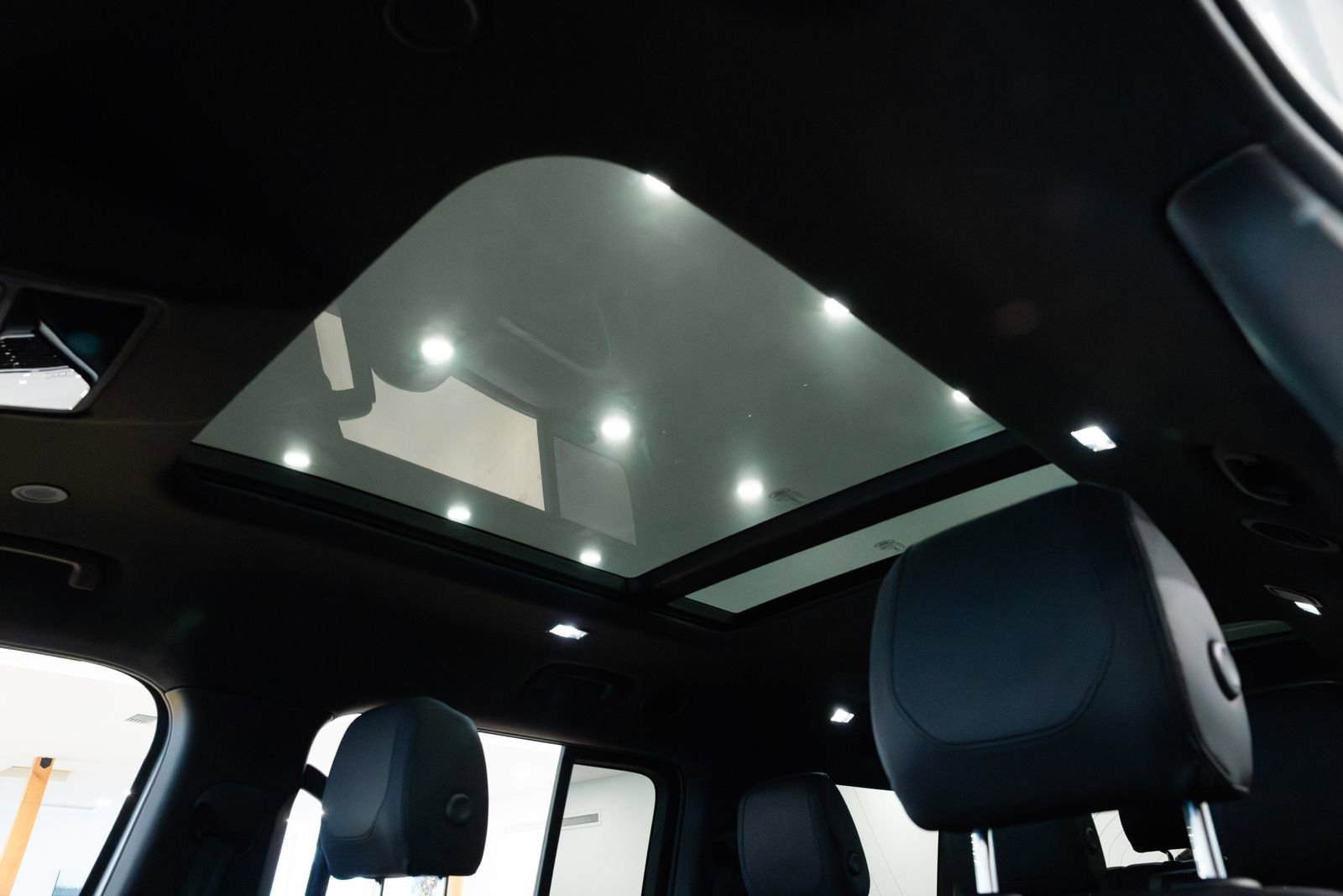 Used 2023 Land Rover Defender 130 SE image 16