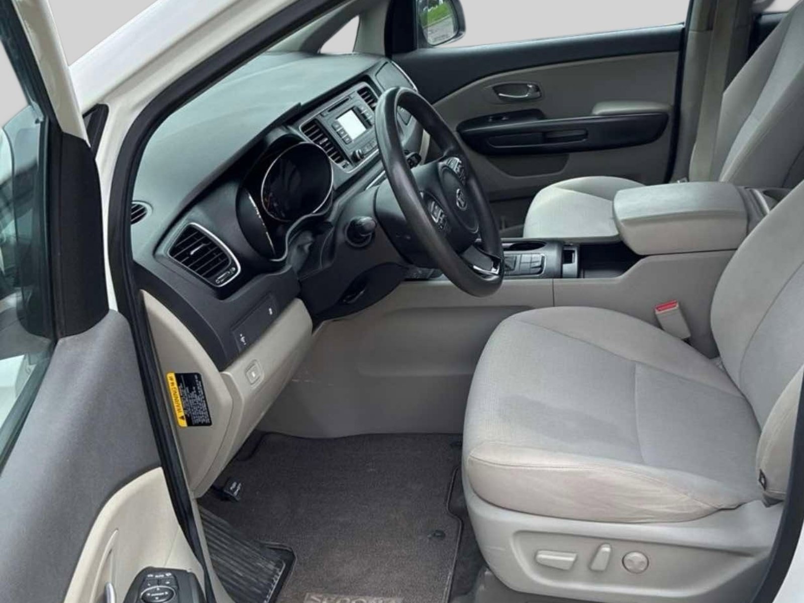 Used 2016 Kia Sedona LX image 2