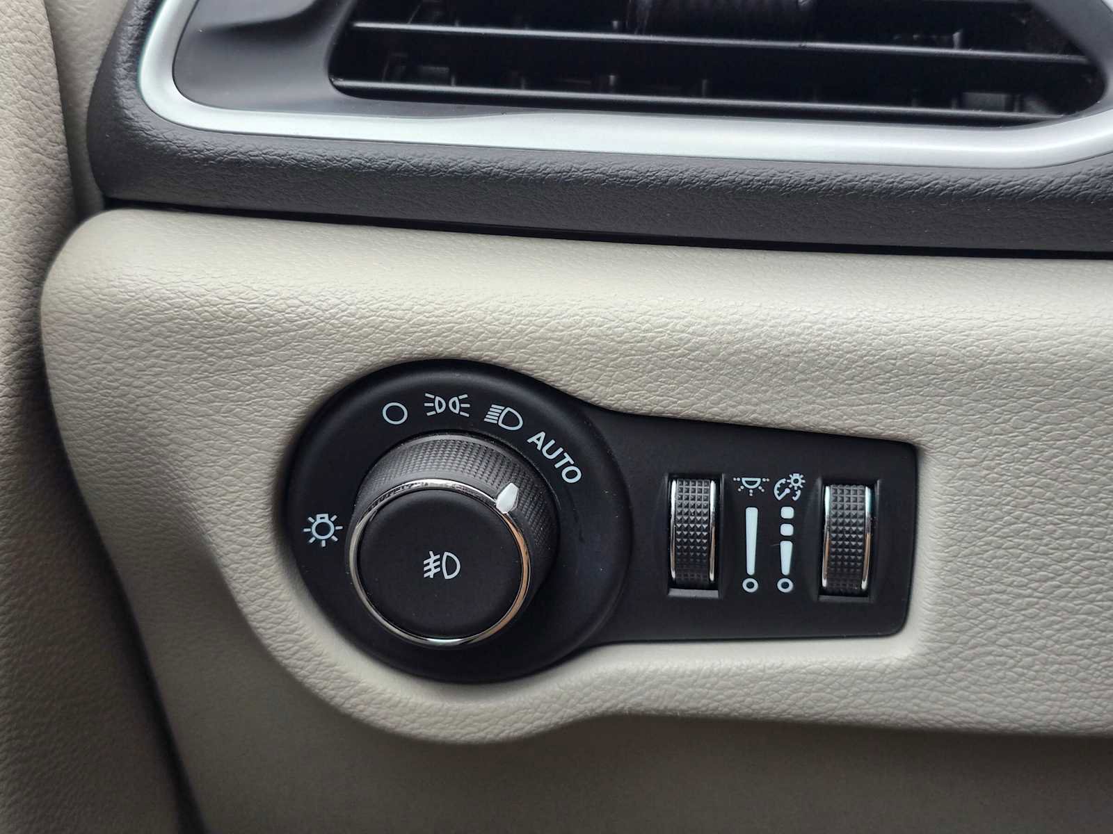 Used 2024 Chrysler Pacifica Touring-L image 33