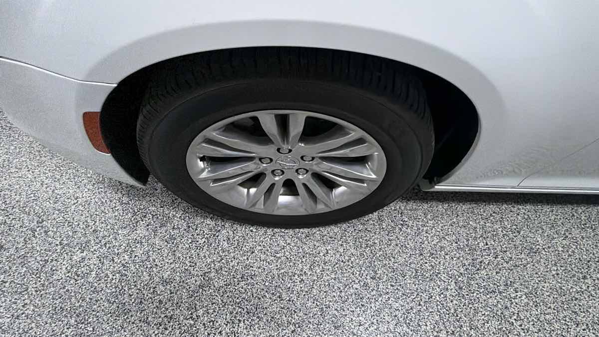 Used 2017 Chrysler 300 Limited RWD image 33