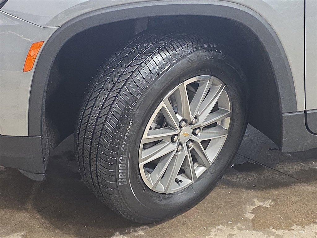 Used 2023 Chevrolet Traverse LT w/ Rear Camera Mirror Package image 32