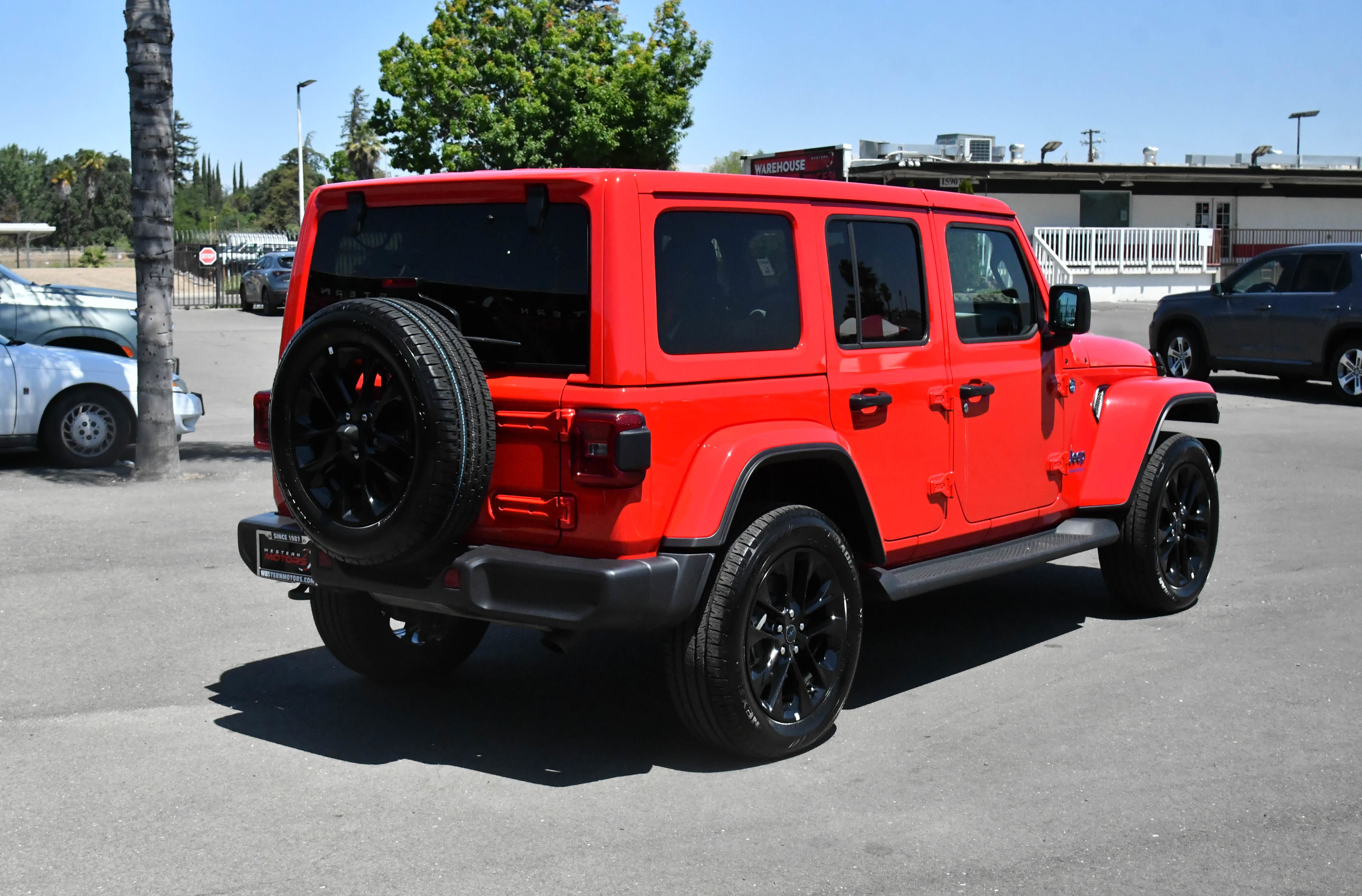 Used 2025 Jeep Wrangler Unlimited Sahara AWD/4WD image 8