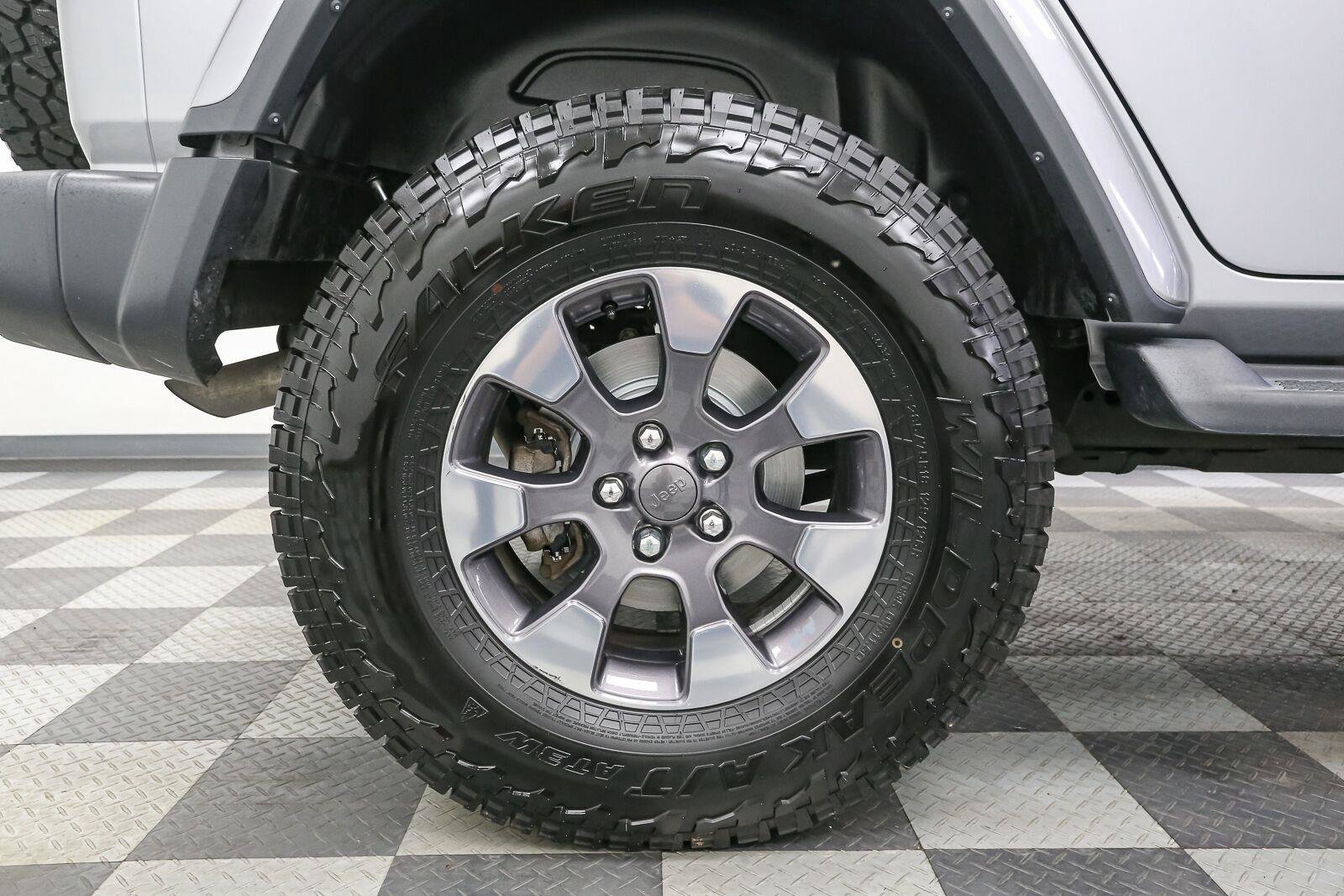 Used 2018 Jeep Wrangler Unlimited Sahara w/ Uconnect 4C Nav & Sound Group AWD/4WD image 16