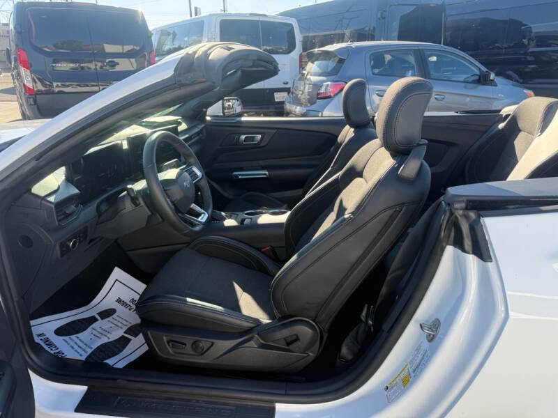 Used 2025 Ford Mustang Convertible image 10