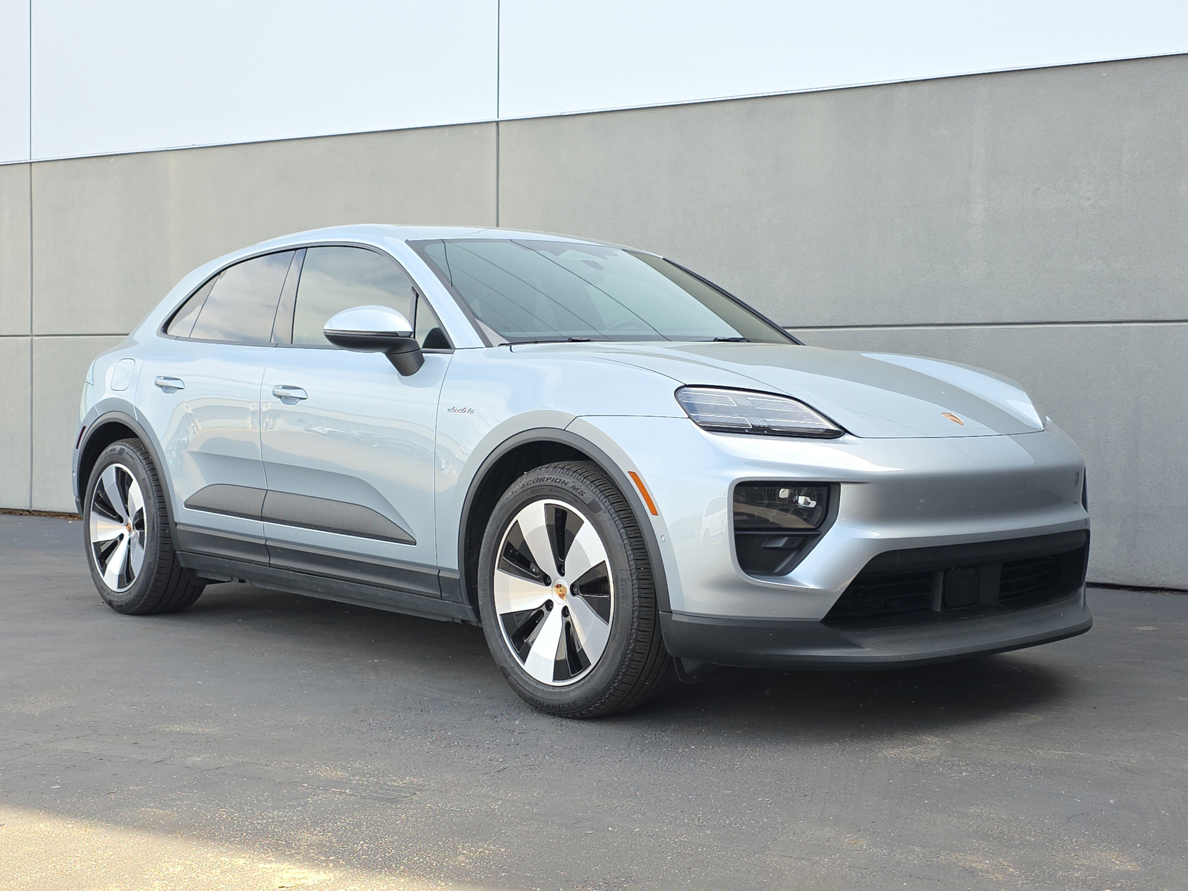 Used 2025 Porsche Macan 4 Electric AWD/4WD image 9