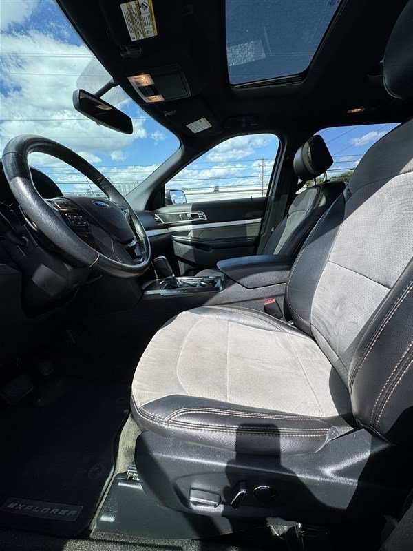 Used 2017 Ford Explorer XLT w/ Equipment Group 202A AWD/4WD image 10