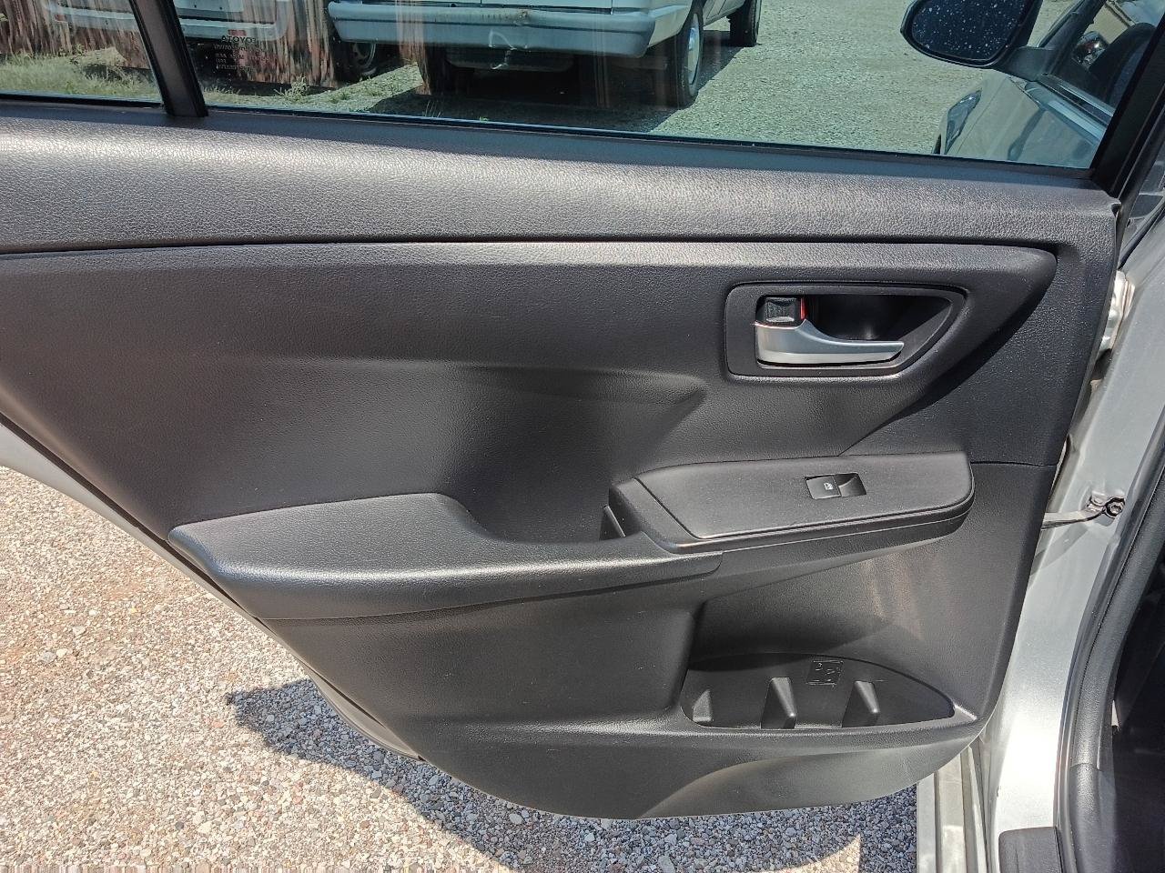 Used 2016 Toyota Camry SE FWD image 18