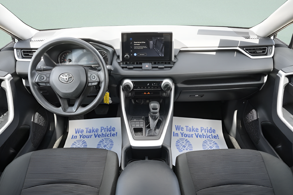 Used 2025 Toyota RAV4 LE AWD/4WD image 16