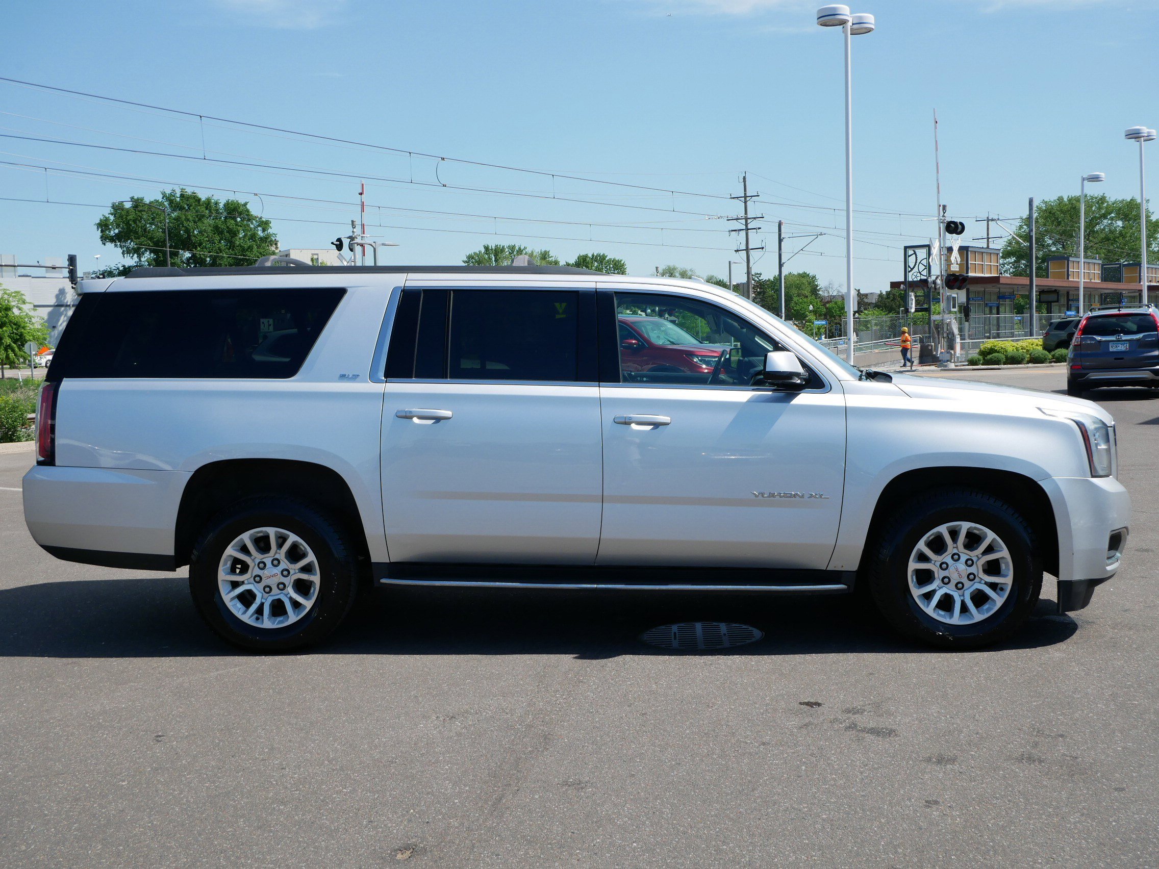 Used 2018 GMC Yukon XL SLT w/ Open Road Package AWD/4WD image 8