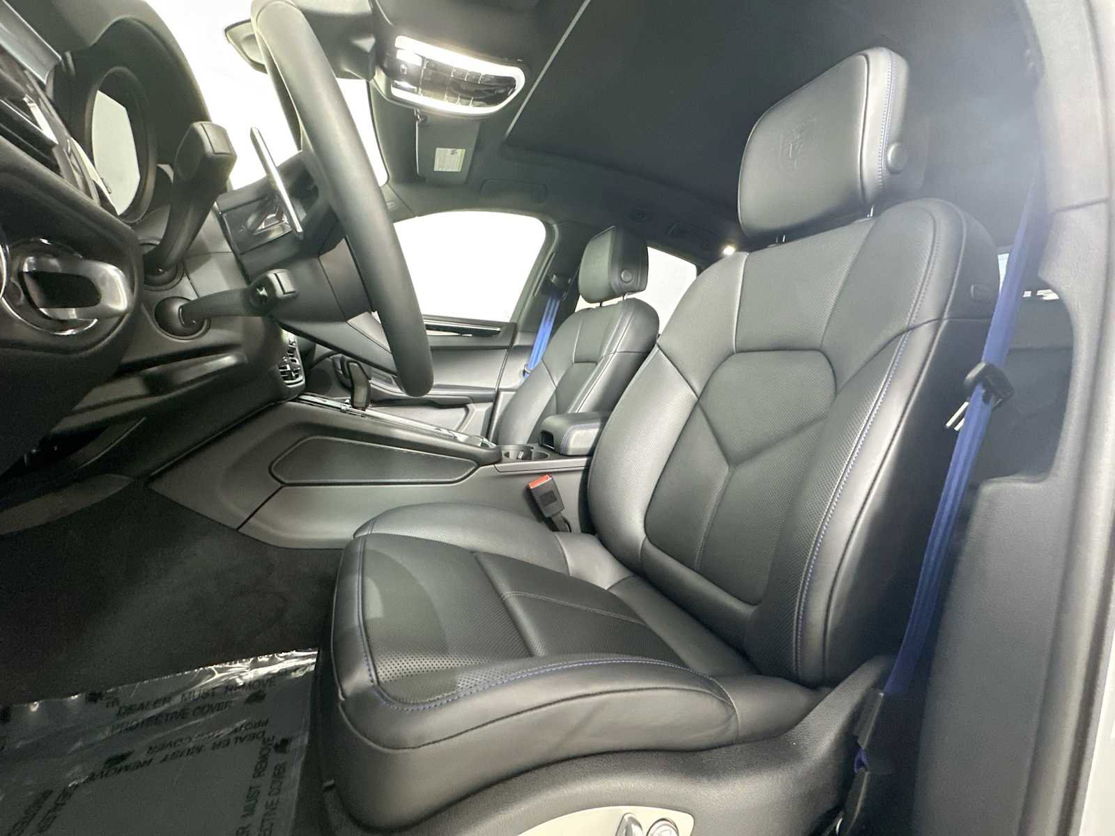 Certified 2025 Porsche Macan image 5