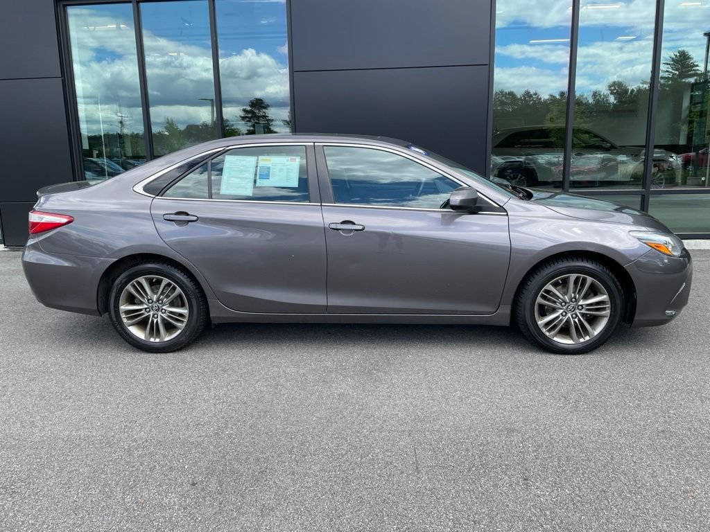 Used 2016 Toyota Camry SE w/ Moonroof Package FWD image 3