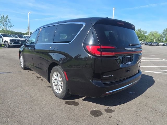 Used 2023 Chrysler Pacifica Touring-L FWD image 15