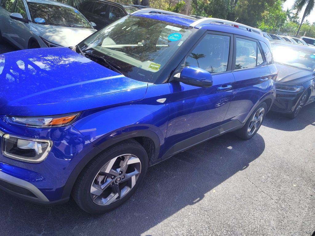 Used 2025 Hyundai Venue SEL FWD image 2
