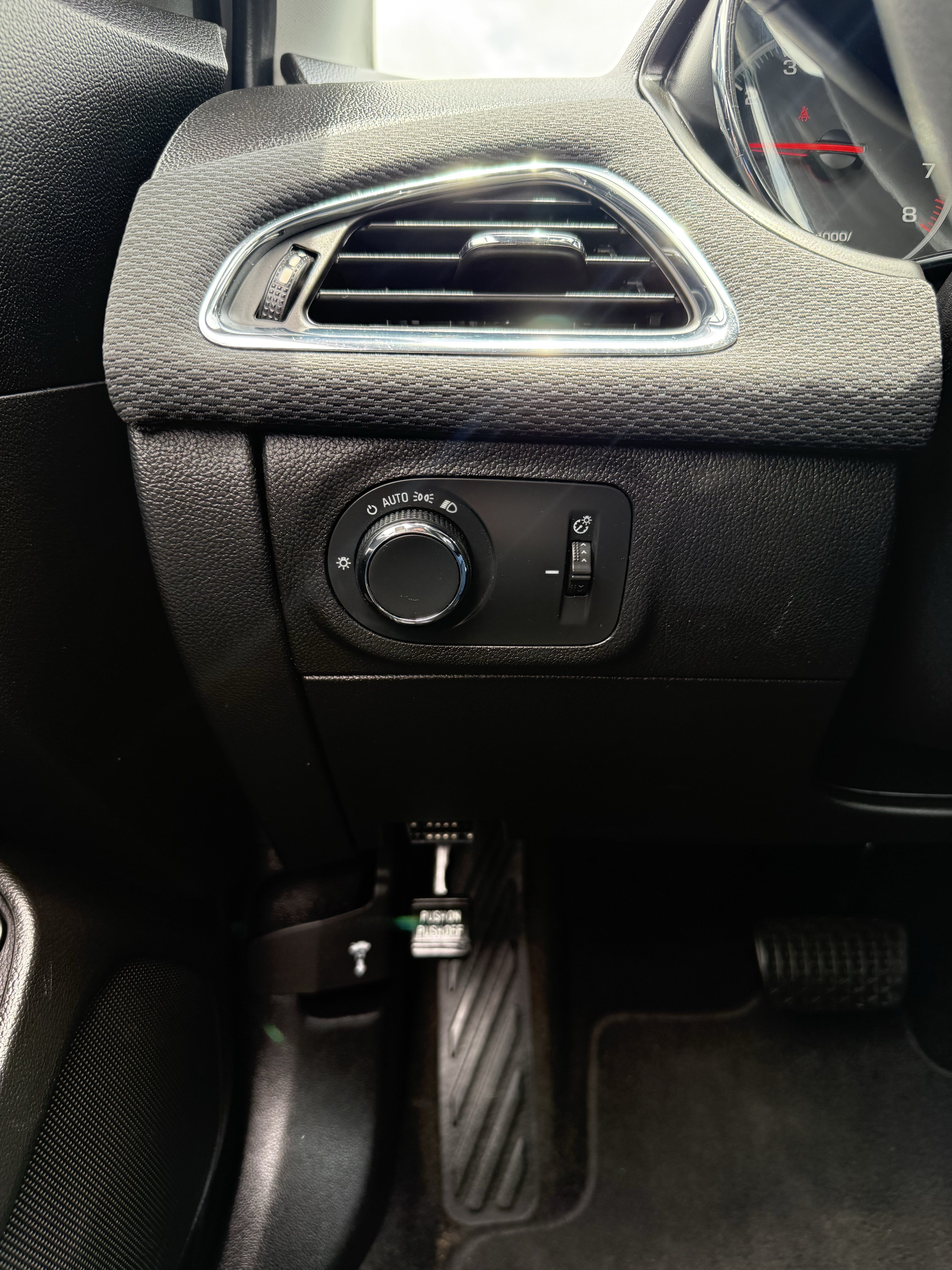 Used 2019 Chevrolet Cruze LT w/ Convenience Package FWD image 22