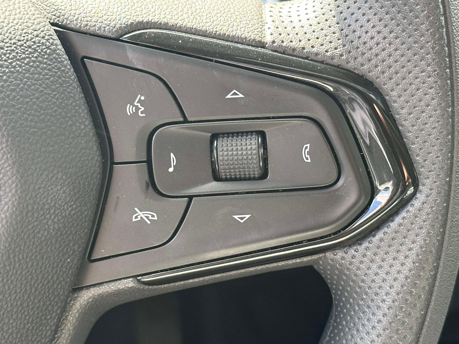 Used 2026 Chevrolet Trax LT w/ Sunroof Package FWD image 20