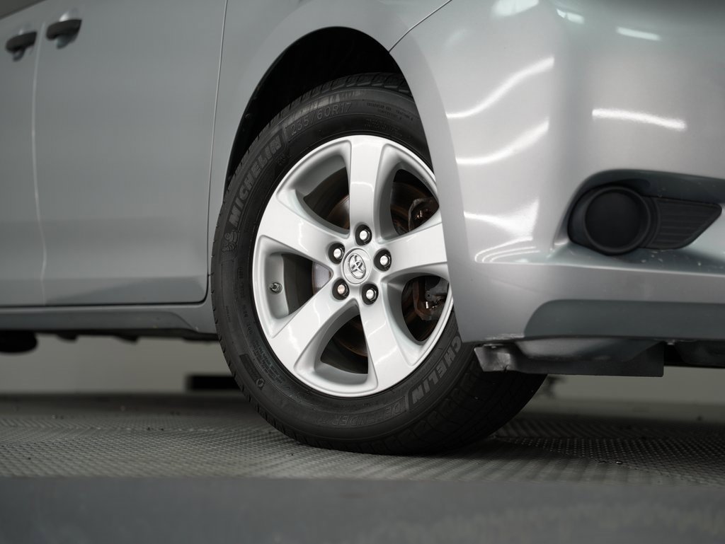 Used 2015 Toyota Sienna L image 18