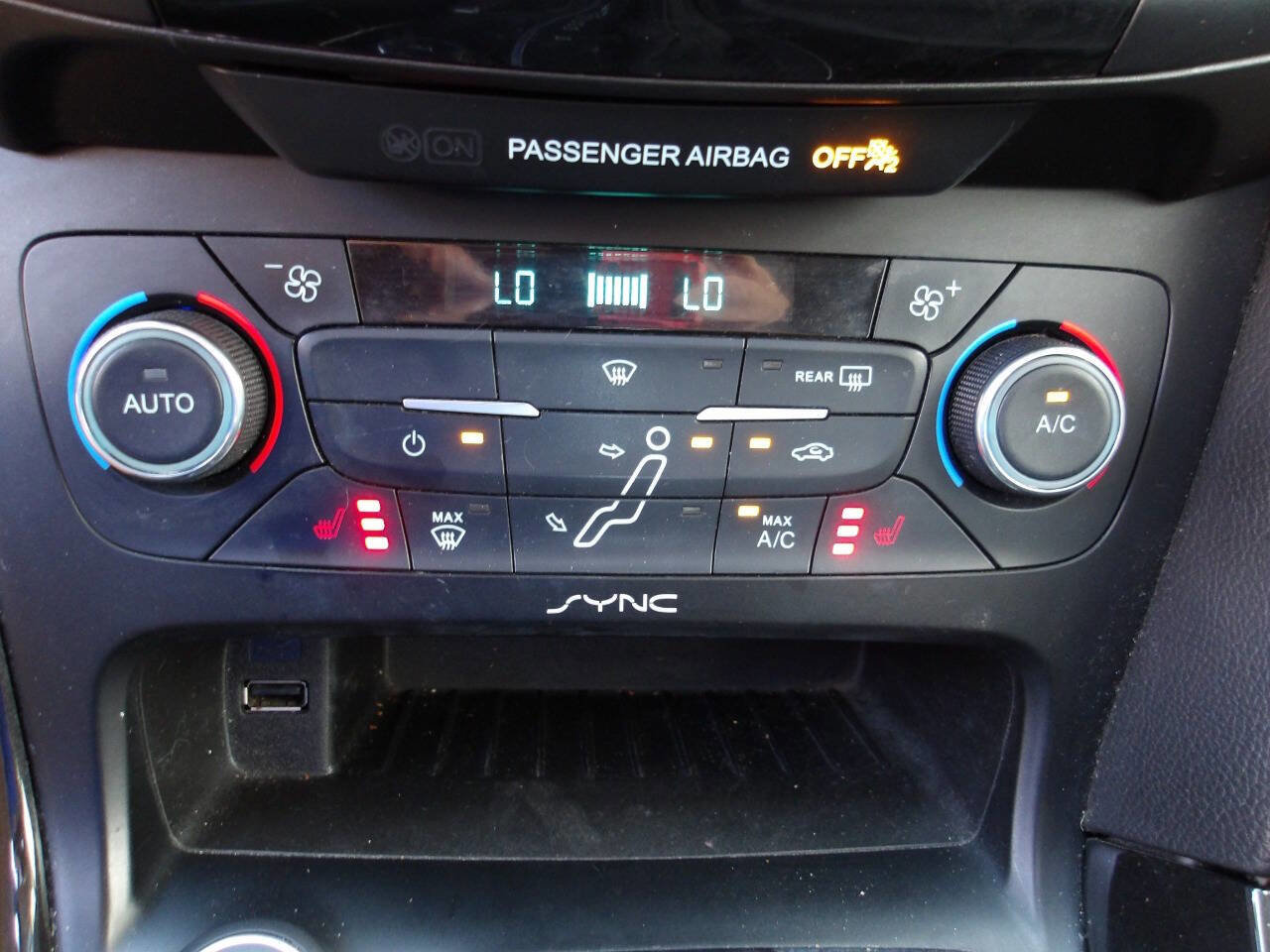 Used 2015 Ford Focus Titanium FWD image 14