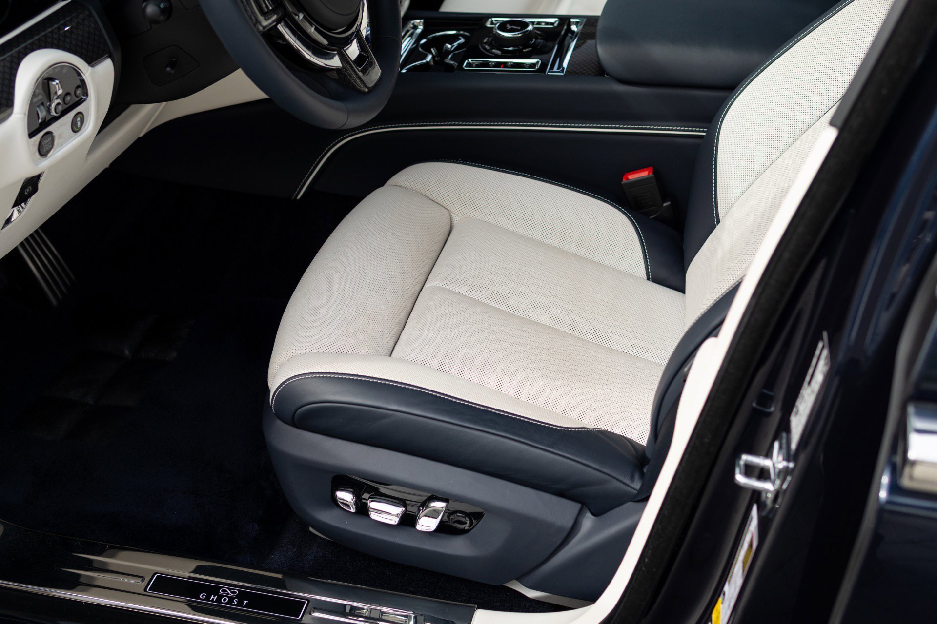 Used 2023 Rolls-Royce Ghost Black Badge w/ Black Badge Ghost Package image 35