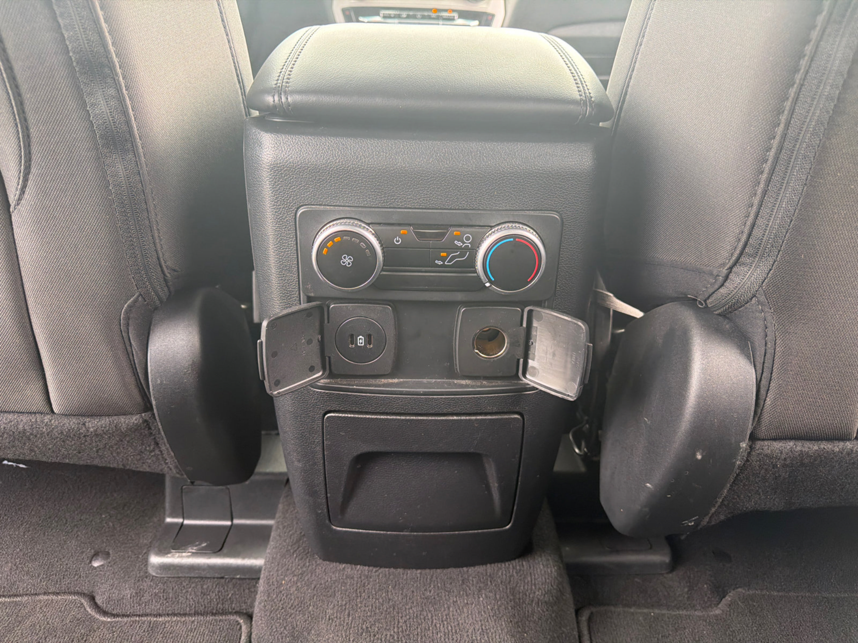 Used 2023 Ford Explorer XLT AWD/4WD image 12