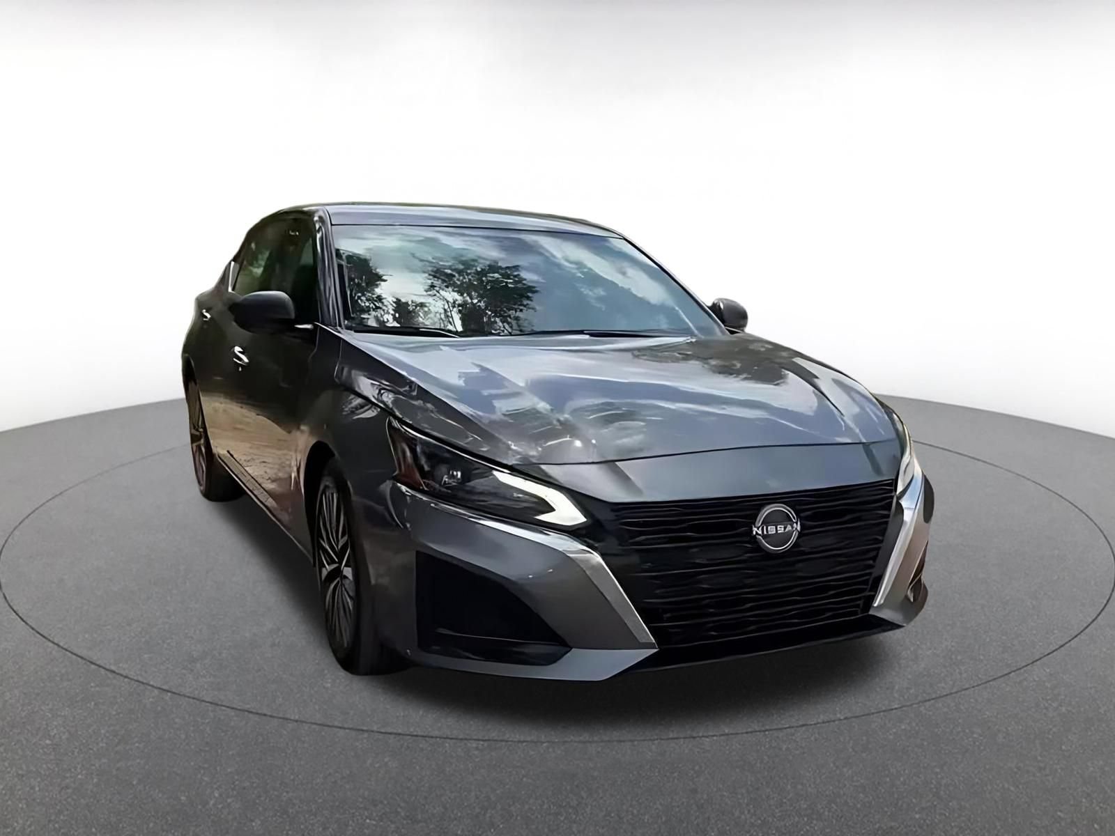 Used 2025 Nissan Altima 2.5 SV FWD image 2