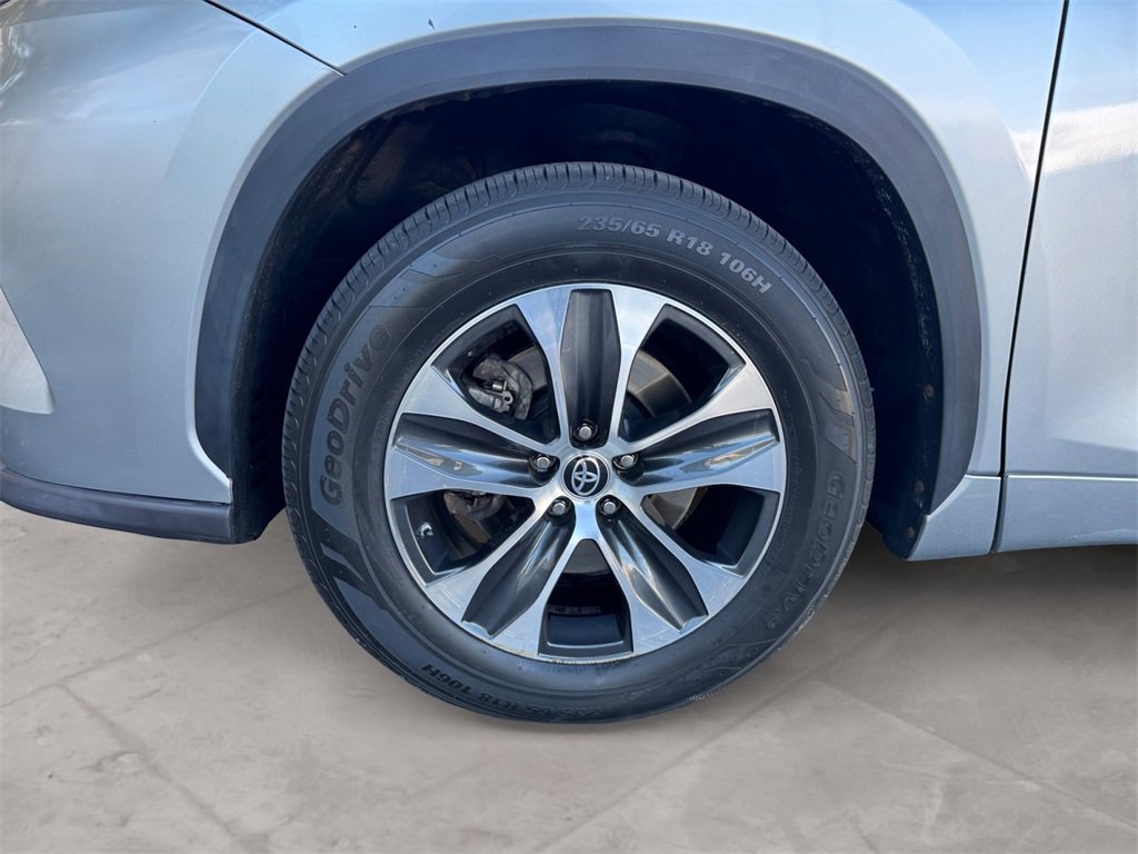 Used 2022 Toyota Highlander XLE image 14