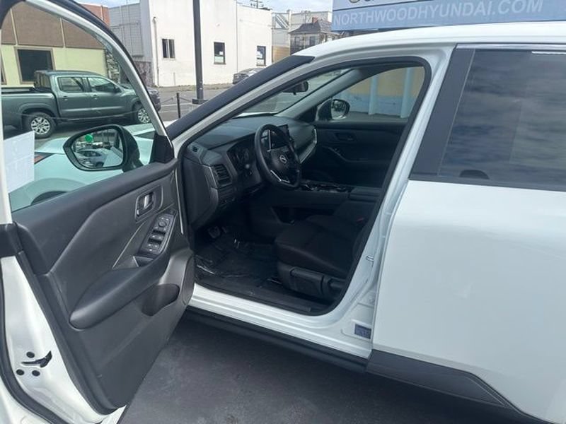 Used 2024 Nissan Rogue S AWD/4WD image 8