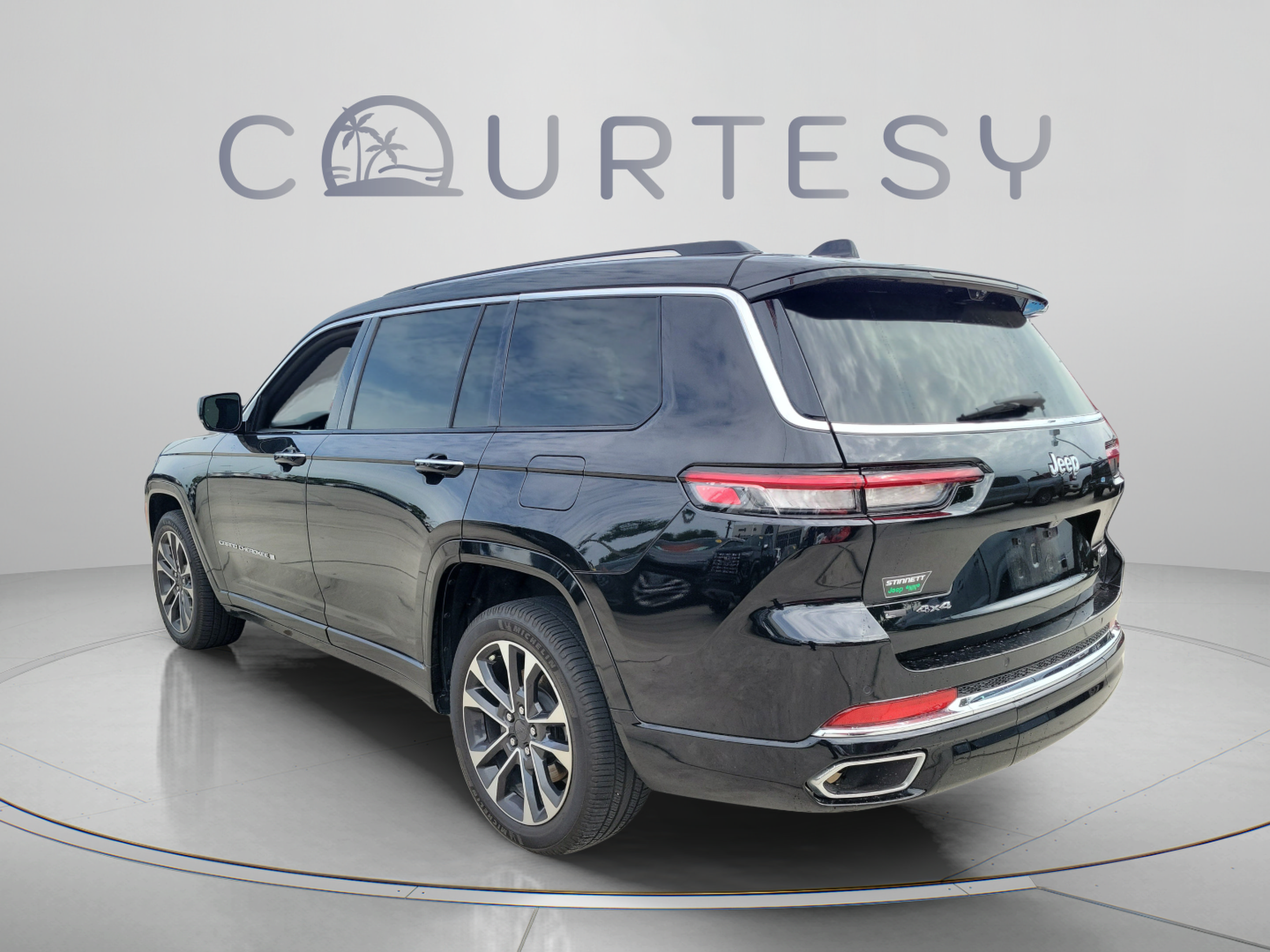 Used 2021 Jeep Grand Cherokee L Overland w/ Luxury Tech Group IV AWD/4WD image 2
