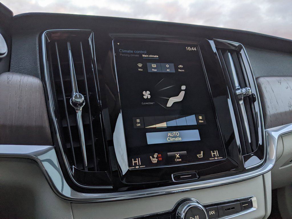 Used 2021 Volvo V90 T6 Cross Country w/ Climate Package image 16