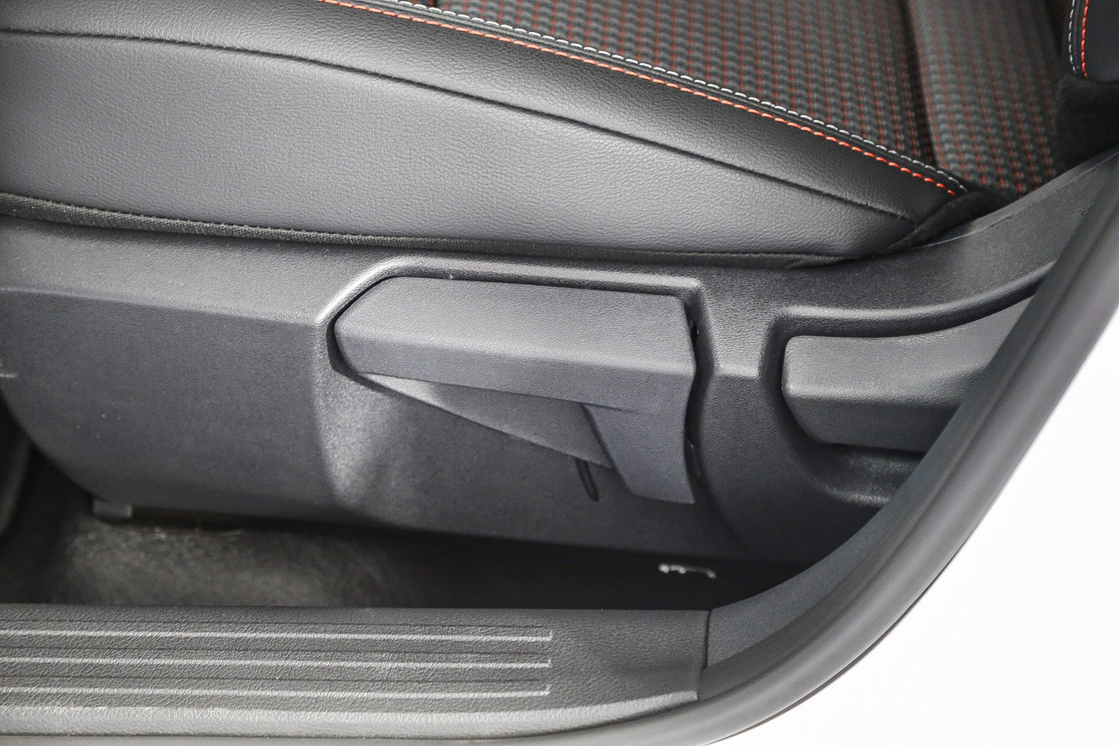 New 2026 Nissan Kicks SR FWD image 24